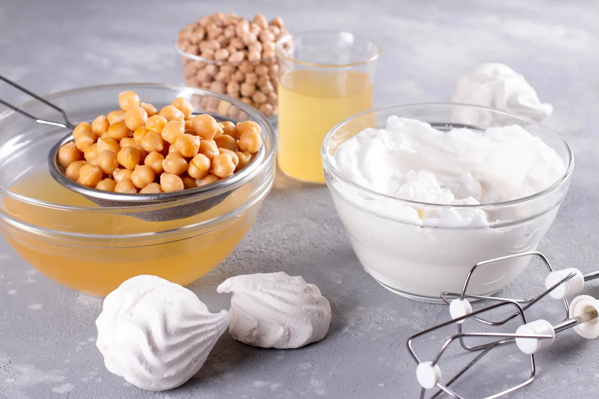 Aquafaba líquida y montada, un sustituto del huevo en croquetas y otras recetas.