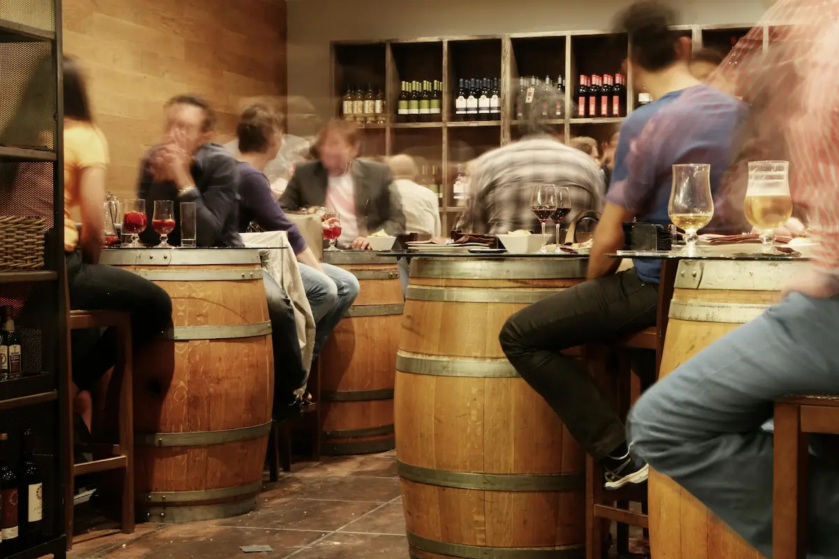 Interior de un bar de tapas español, donde las croquetas son un clásico imprescindible.