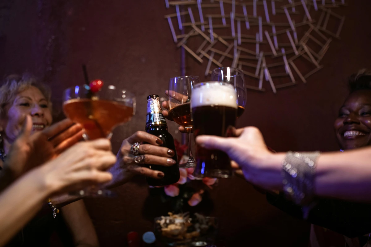 Brindis con copas de vino, cerveza y otras bebidas, celebrando el maridaje perfecto para croquetas.