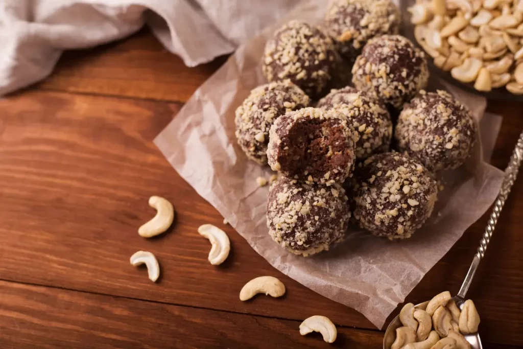 Croquetas dulces de chocolate con rebozado de frutos secos, crujientes por fuera y cremosas por dentro.