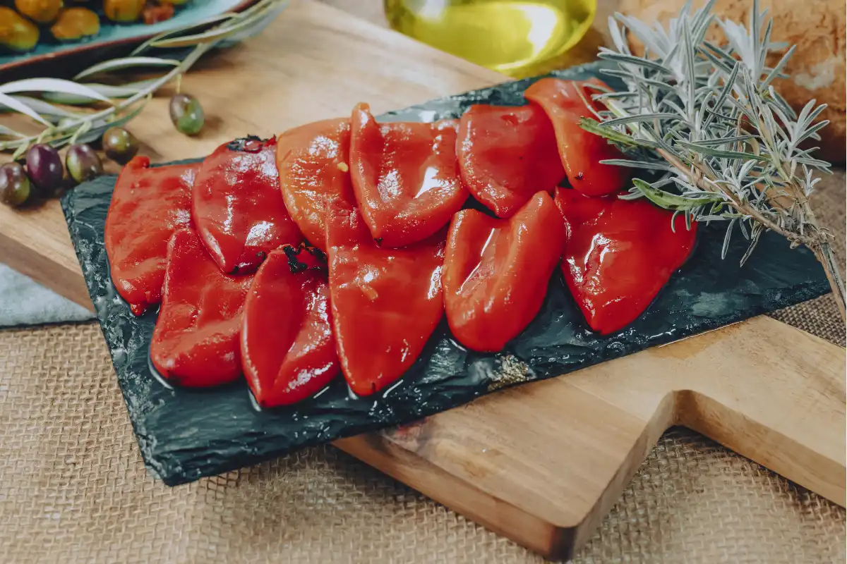 Pimientos del piquillo frescos y listos para preparar una salsa cremosa, perfecta para acompañar croquetas.
