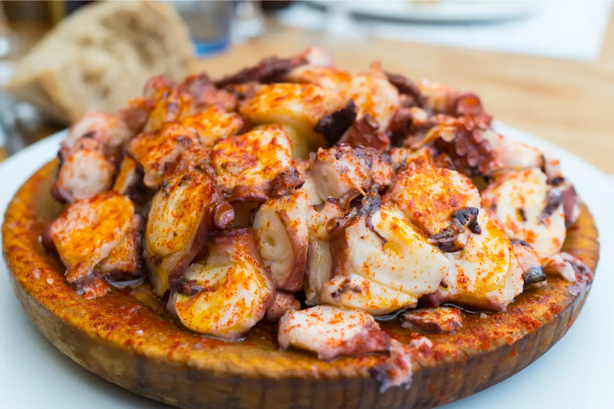 Pulpo a la gallega aliñado con pimentón, aceite de oliva y sal gorda, ideal para hacer croquetas de pulpo.
