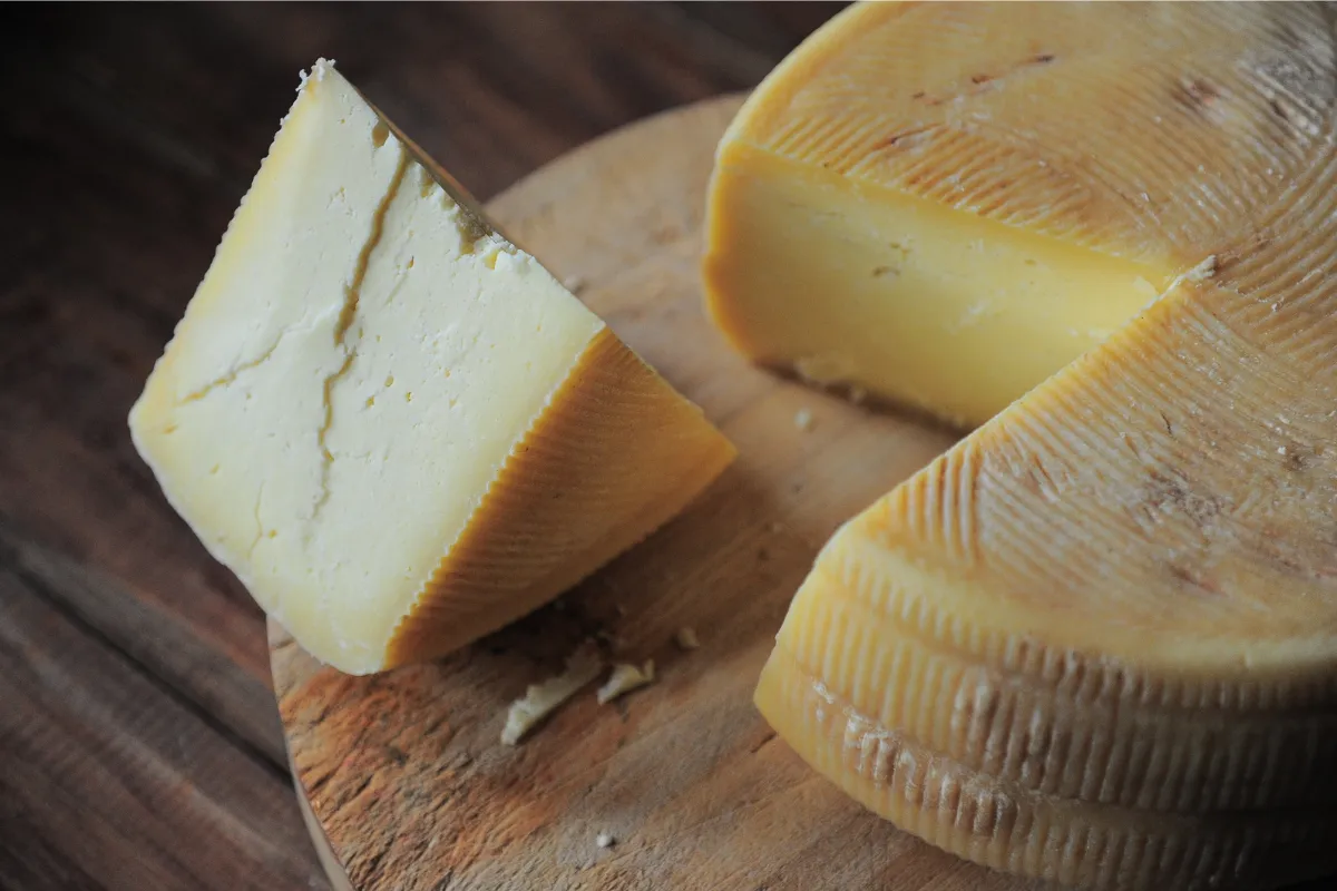 Queso en cuña, un ingrediente esencial para una salsa cremosa perfecta para croquetas.