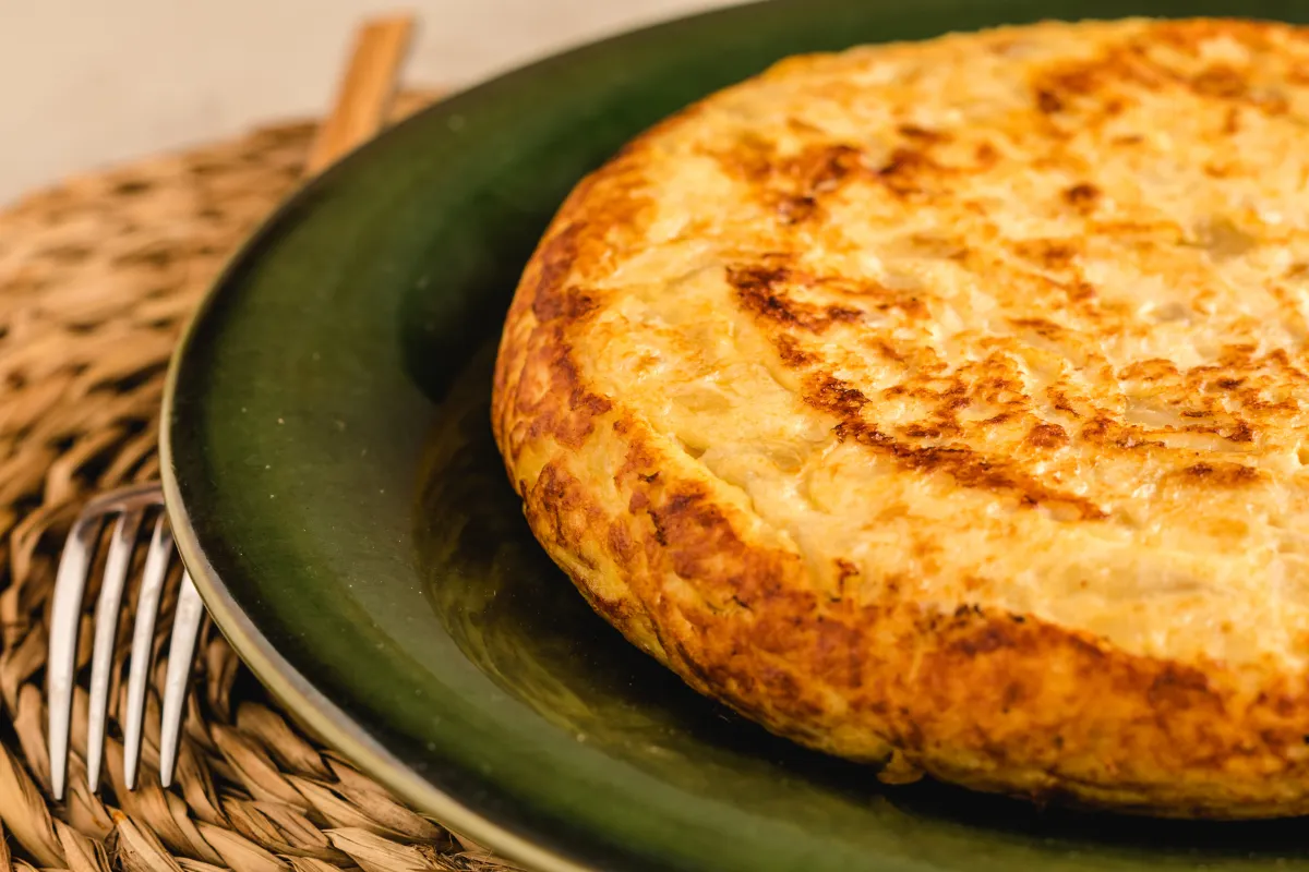 Tortilla de patata casera, ingrediente principal para las croquetas de tortilla.
