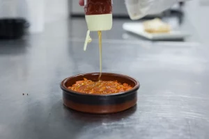 Sobrasada y miel listas para preparar croquetas caseras.