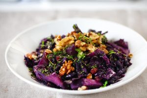 Lombarda cocinada con nueces troceadas, lista para preparar croquetas caseras.